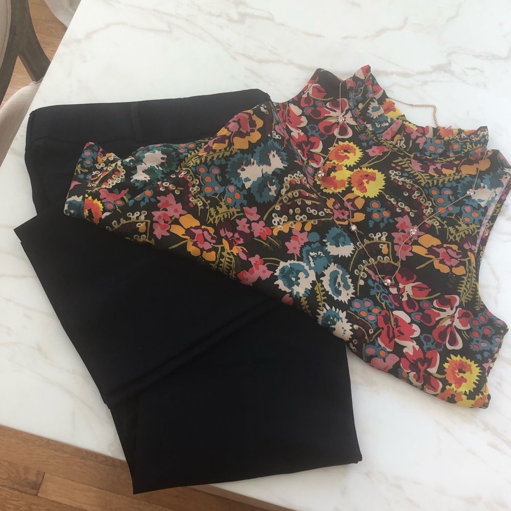 EUC - Beautiful Floral Top